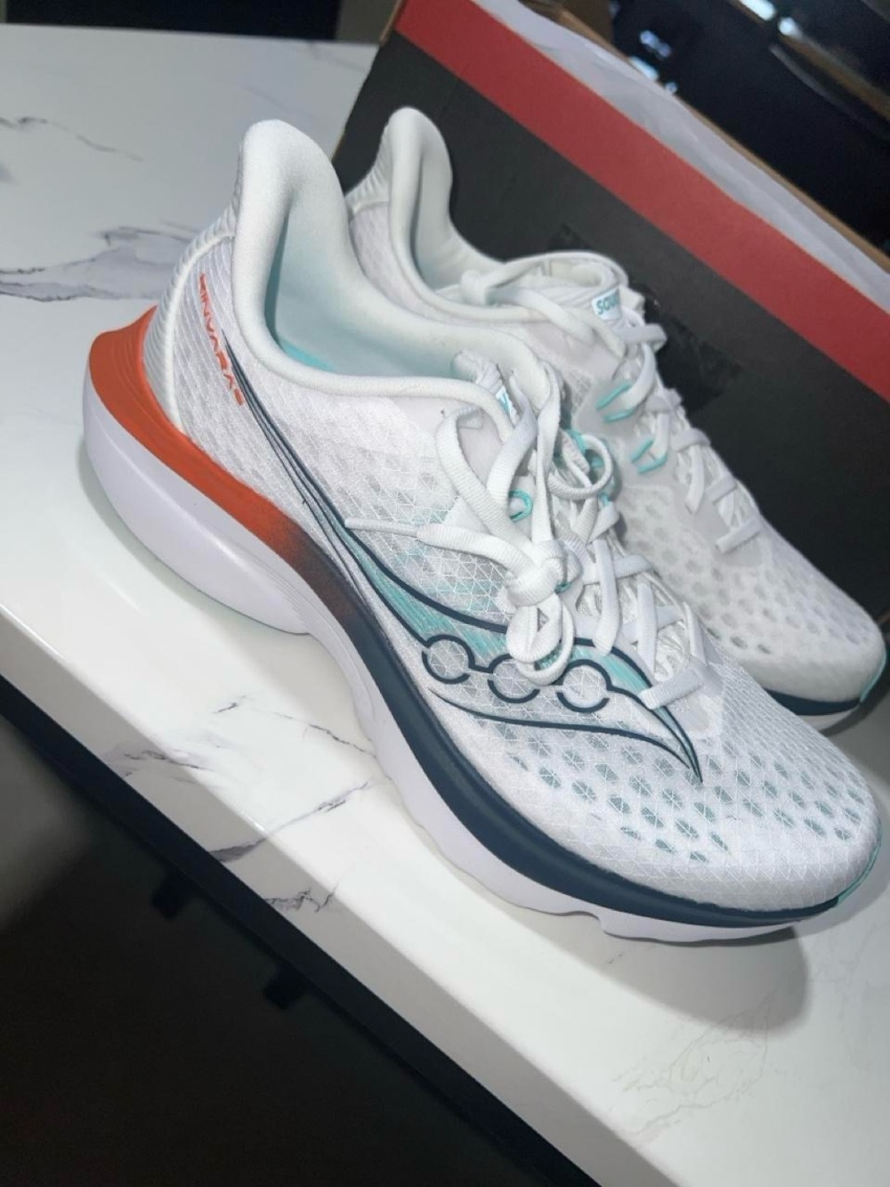Saucony Kinvara 16 Women’s Size 10 White Navy Running Shoes New in Box